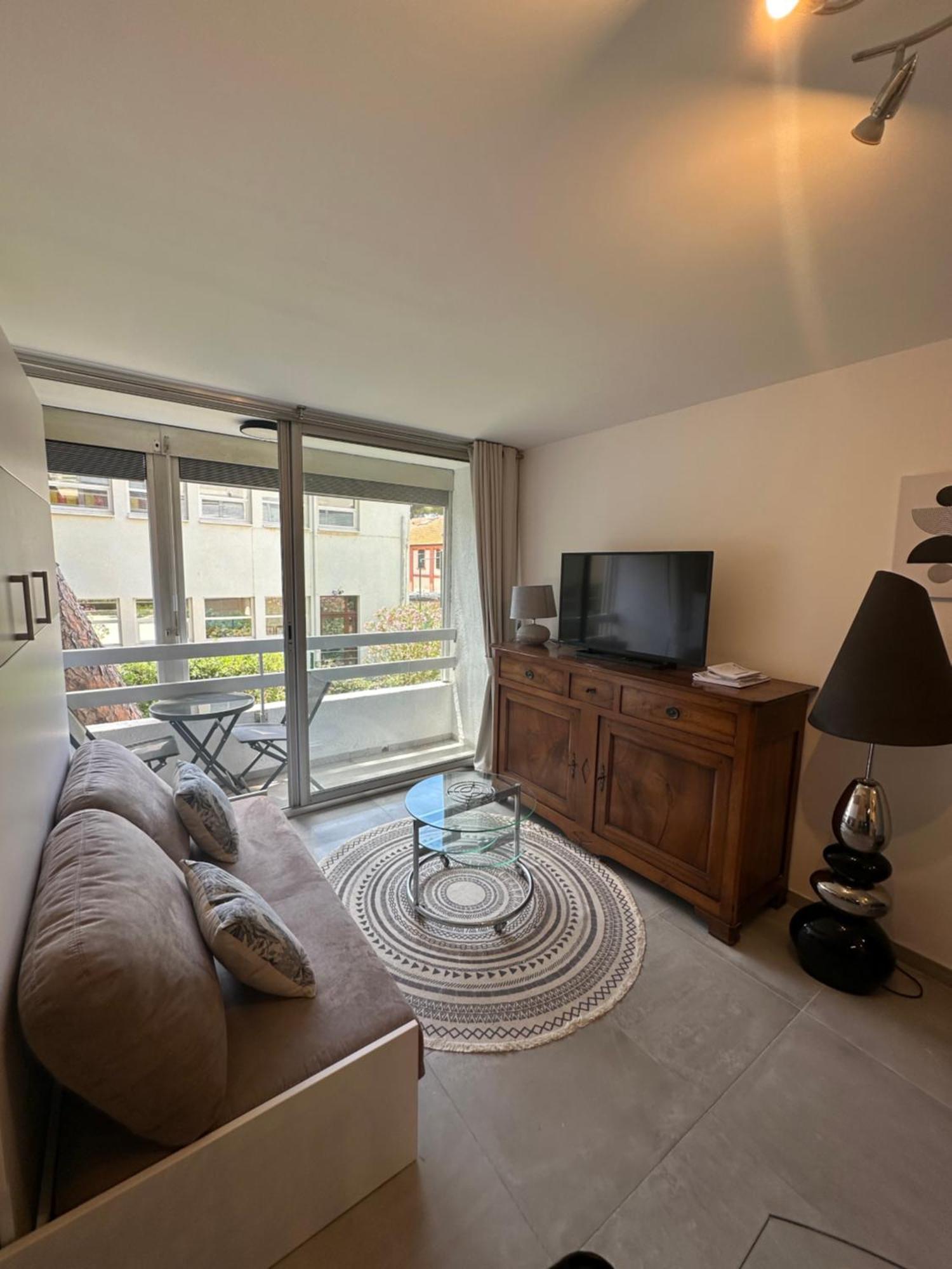 Superbe Studio Climatise Sur Le Port De Hyeres Exterior photo
